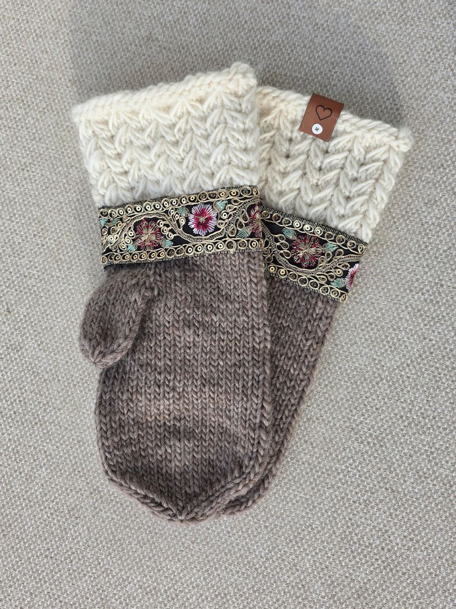 Benedictes Pyntevotter Beige fra Knit by Ruth