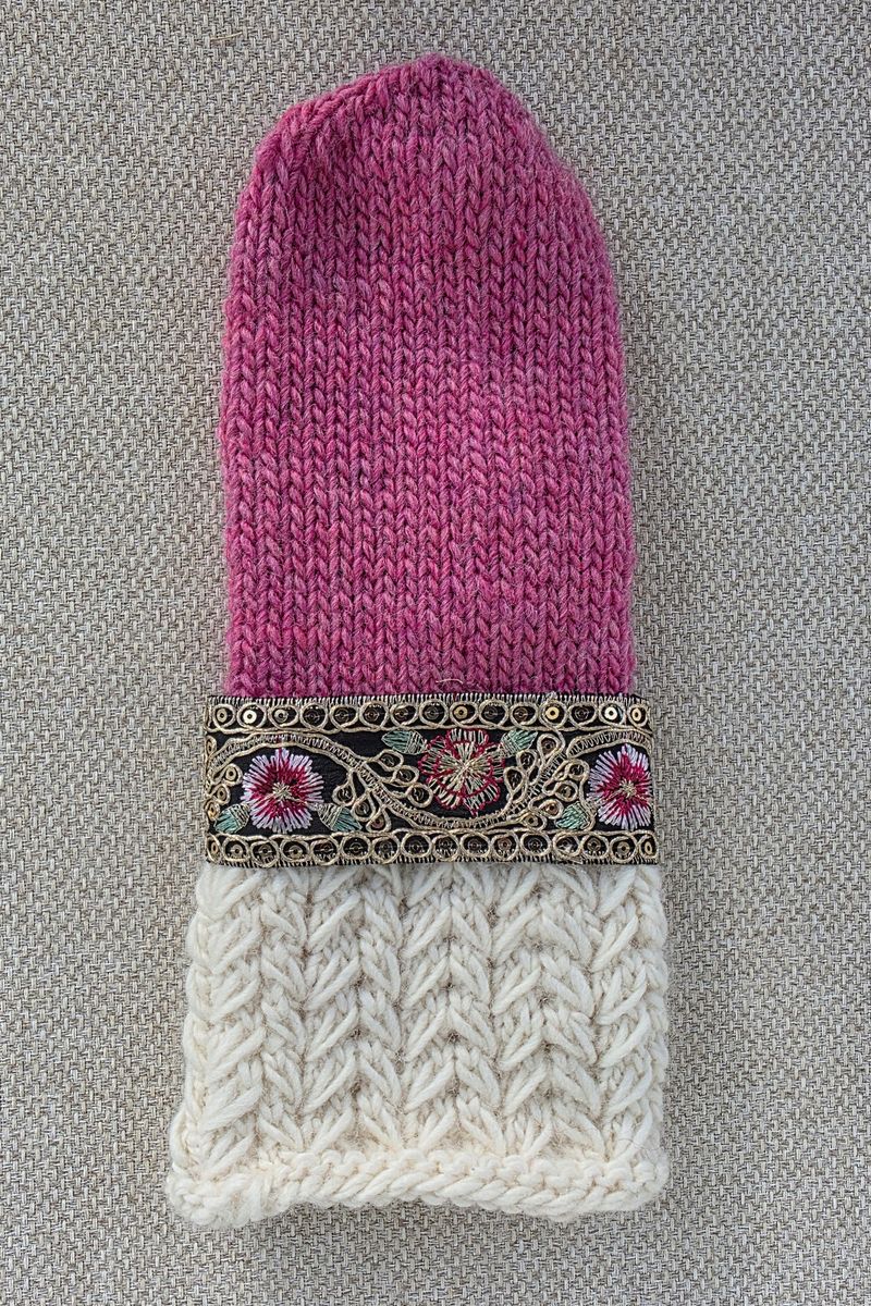 Benedictes Pyntevotter Cerise fra Knit by Ruth